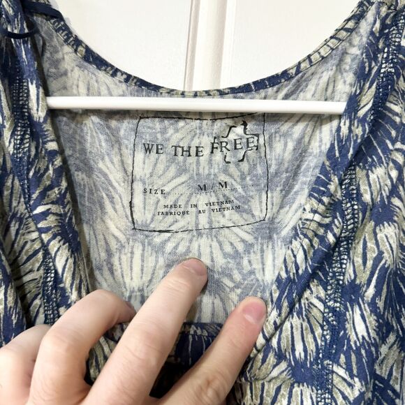 WE THE FREE Top Women Size Medium Linen Floral Cold Shoulder Flutter Sleeve Blue - Picture 2 of 5